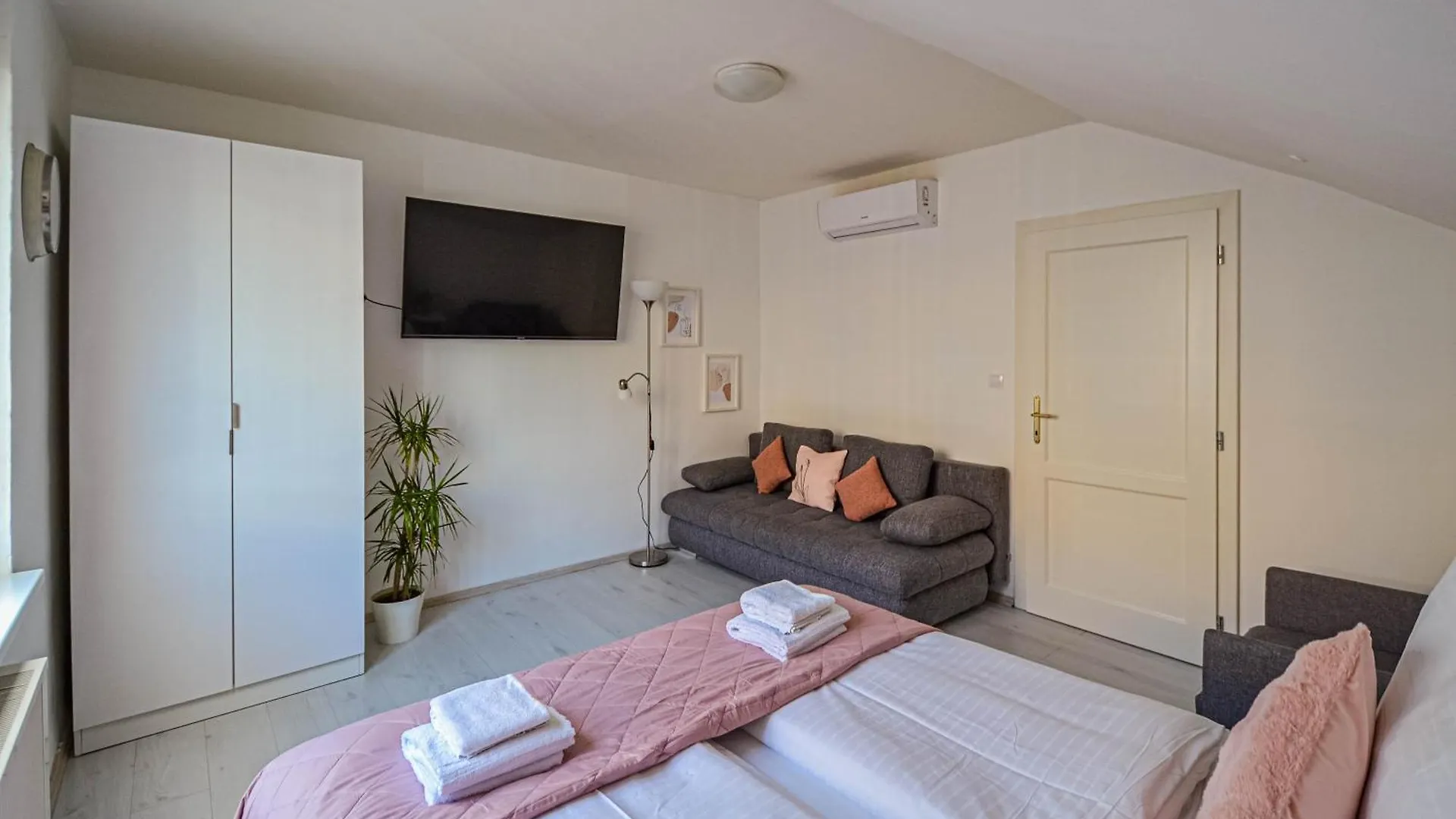 Main Square Quite Air Conditioned Apartment 布拉格