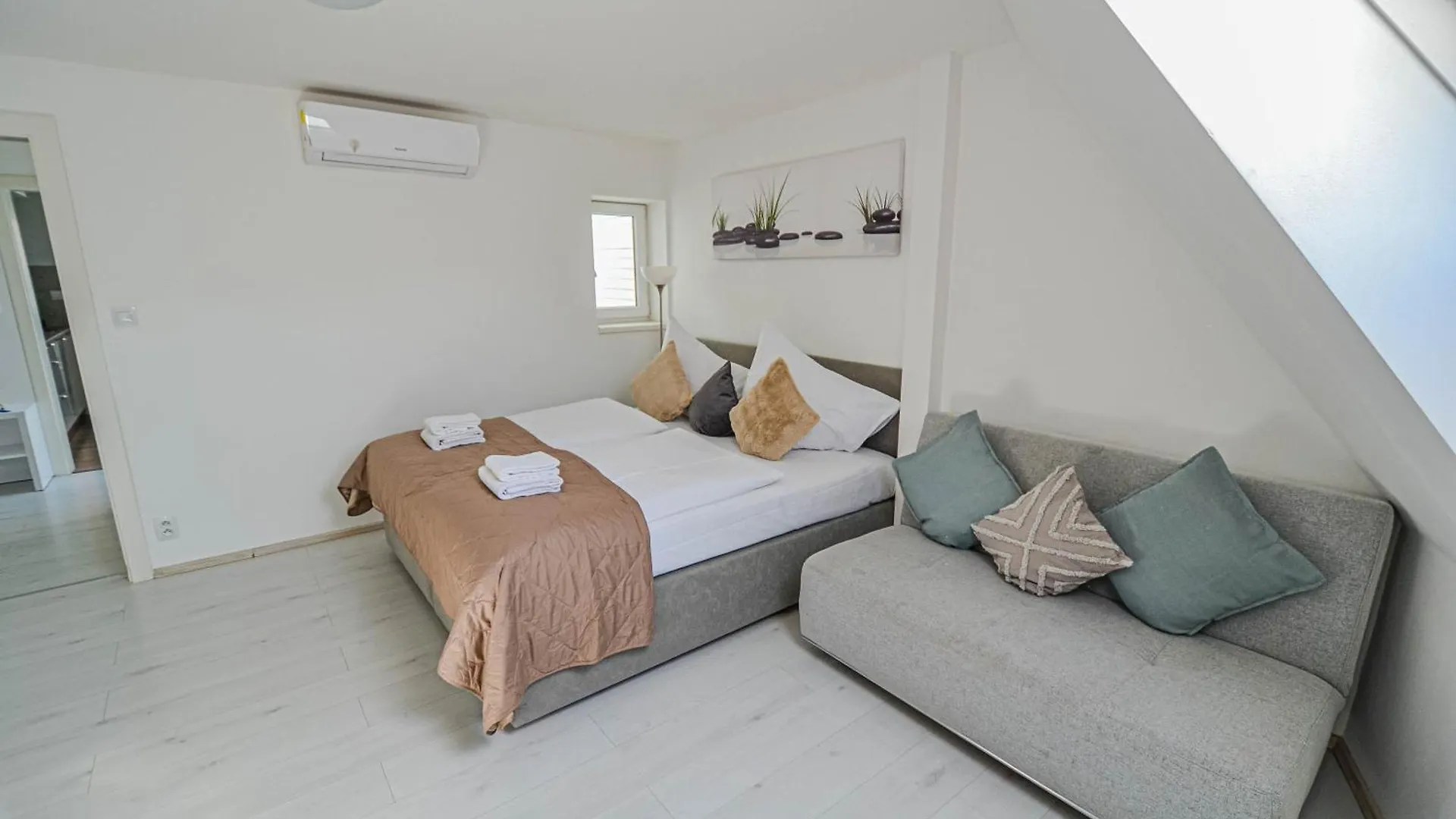 Main Square Quite Air Conditioned Apartment 布拉格