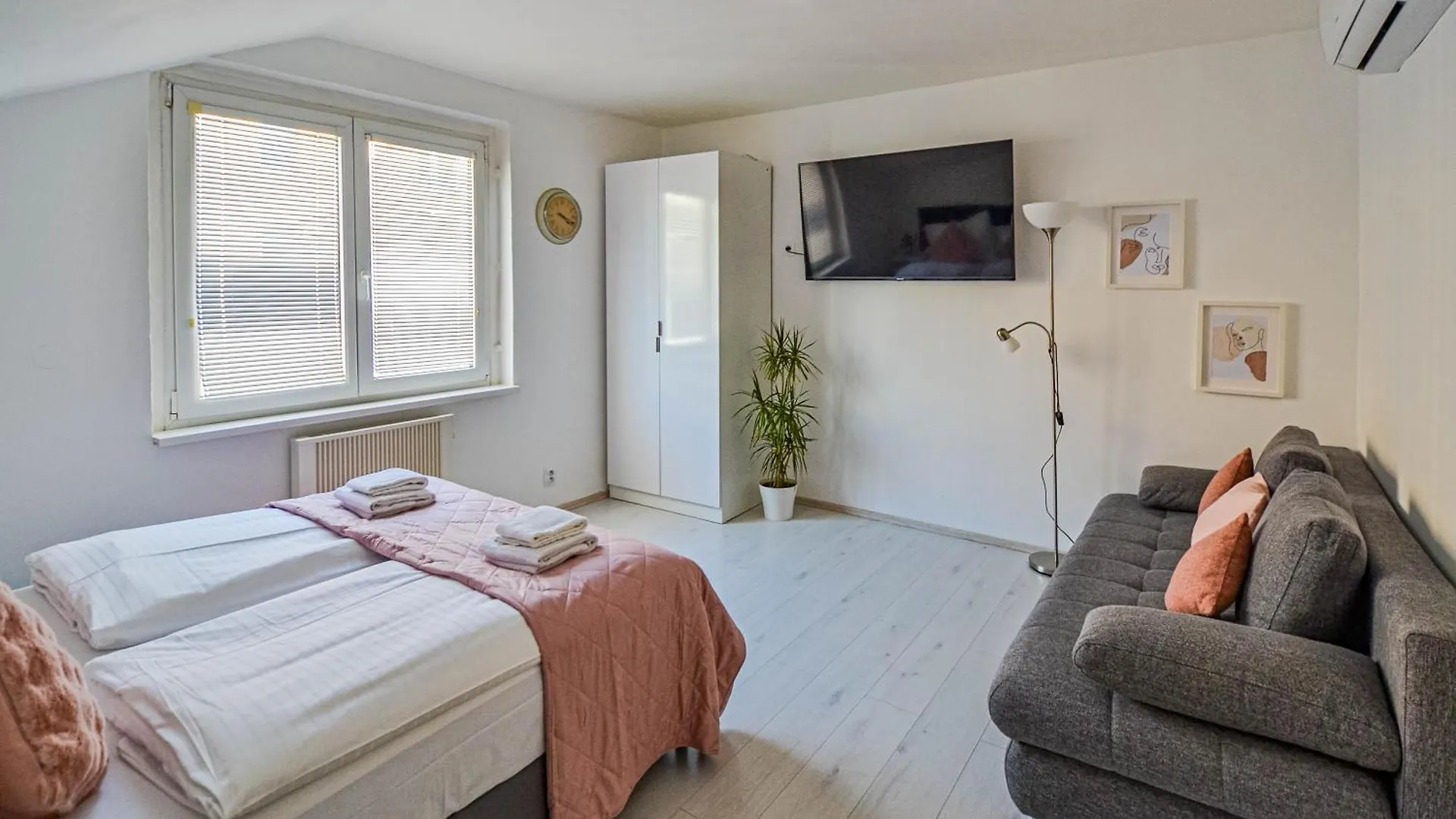 Main Square Quite Air Conditioned Apartment Prague