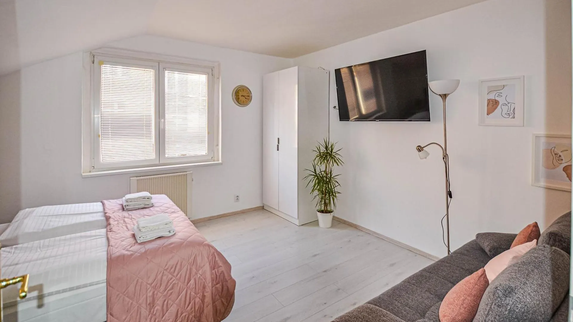 Main Square Quite Air Conditioned Apartment Prague